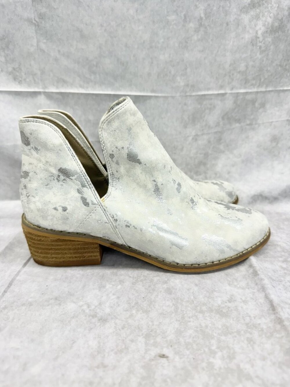 Boutique by Corkys Wayland Womens 7 Silver White Cutout Ankle Boots Western Boho